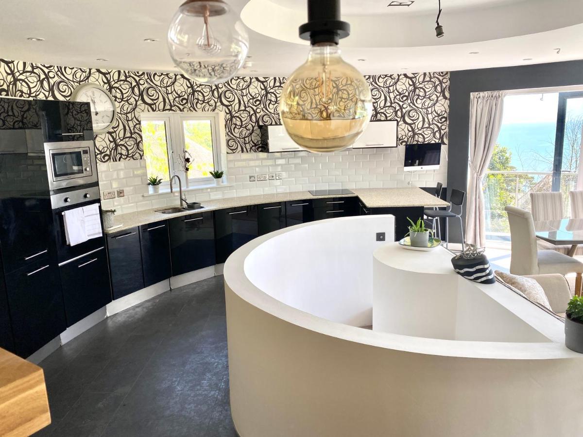 One Of The Best Properties In Lyme! Breathtaking Views Across The Whole Bay. 3 Stories With 2 Tier Veranda Around The Property. Sleeps 6 Лайм-Реджис Экстерьер фото