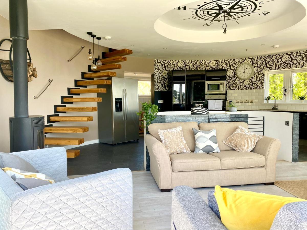 One Of The Best Properties In Lyme! Breathtaking Views Across The Whole Bay. 3 Stories With 2 Tier Veranda Around The Property. Sleeps 6 Лайм-Реджис Экстерьер фото