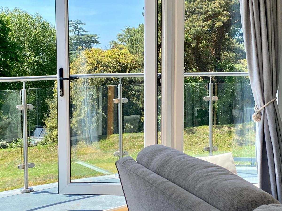 One Of The Best Properties In Lyme! Breathtaking Views Across The Whole Bay. 3 Stories With 2 Tier Veranda Around The Property. Sleeps 6 Лайм-Реджис Экстерьер фото